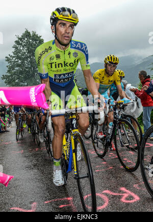 Alberto Contador, Team Tinkoff-Saxo, auf seiner rechten Vincenco Nibali, Team Astana und insgesamt Gewinner Tour de France 2014, Etappe 8. Stockfoto