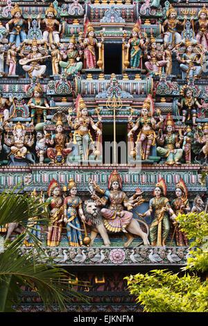 Skulpturen auf dem hindu-Tempel in Singapore.Characteristic hindu Figuren auf dem Dach des Tempels. Kleiner Bezirk Indien Stockfoto