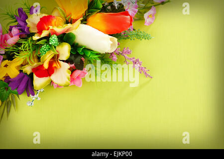 Blumenarrangement auf gelbem Hintergrund Stockfoto