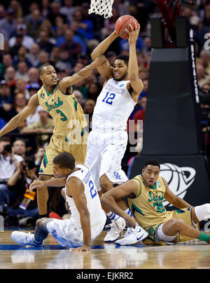 Cleveland, OH, USA. 28. März 2015. Kentucky Wildcats vorwärts Karl-Anthony Towns (12) für einen Rebound von Notre Dame Fighting Irish kämpften weiterleiten V.J. Beachem (3) als der University of Kentucky spielte Notre-Dame in Quicken Loans Arena in Cleveland, Oh. Samstag, 28. März 2015. Dies ist zunächst eine halbe Aktion in der NCAA Midwest Region Meisterschaftsspiel. Foto von Charles Bertram | Personal. © Lexington Herald-Leader/ZUMA Draht/Alamy Live-Nachrichten Stockfoto