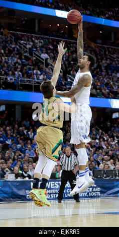 Cleveland, OH, USA. 28. März 2015. Kentucky Wildcats forward Willie Cauley-Stein (15) über Notre Dame Fighting Irish erschossen Guard/Forward Pat Connaughton (24) wie der University of Kentucky Notre-Dame in Quicken Loans Arena in Cleveland, Oh. Samstag, 28. März 2015 gespielt. Dies ist zunächst eine halbe Aktion in der NCAA Midwest Region Meisterschaftsspiel. Foto von Charles Bertram | Personal. © Lexington Herald-Leader/ZUMA Draht/Alamy Live-Nachrichten Stockfoto