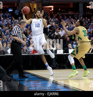 Cleveland, OH, USA. 28. März 2015. Kentucky Wildcats weiterleiten Karl-Anthony Towns (12) machte eine speichern als Notre Dame Fighting Irish vorwärts Bonzie Colson (35) verteidigt, wie der University of Kentucky Notre-Dame in Quicken Loans Arena in Cleveland, Oh. Samstag, 28. März 2015 gespielt. Dies ist zunächst eine halbe Aktion in der NCAA Midwest Region Meisterschaftsspiel. Foto von Charles Bertram | Personal. © Lexington Herald-Leader/ZUMA Draht/Alamy Live-Nachrichten Stockfoto