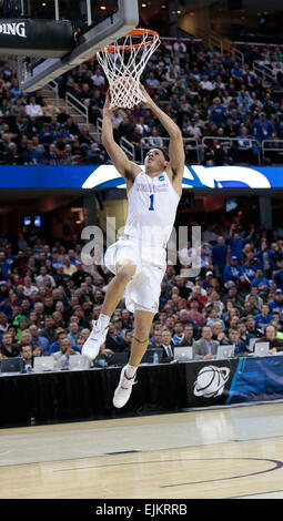 Cleveland, OH, USA. 28. März 2015. Kentucky Wildcats guard Devin Booker (1) Dunks wie der University of Kentucky Notre-Dame in Quicken Loans Arena in Cleveland, Oh, Samstag, 28. März 2015 gespielt. Dies ist zunächst eine halbe Aktion in der NCAA Midwest Region Meisterschaftsspiel. Foto von Charles Bertram | Personal. © Lexington Herald-Leader/ZUMA Draht/Alamy Live-Nachrichten Stockfoto