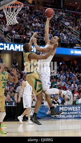 Cleveland, OH, USA. 28. März 2015. Kentucky Wildcats, die vorwärts Trey Lyles (41) auf die Aufnahme von Notre Dame Fighting Irish gefoult wurde vorwärts V.J. Beachem (3) als der University of Kentucky spielte Notre-Dame in Quicken Loans Arena in Cleveland, Oh. Samstag, 28. März 2015. Dies ist zunächst eine halbe Aktion in der NCAA Midwest Region Meisterschaftsspiel. Foto von Charles Bertram | Personal. © Lexington Herald-Leader/ZUMA Draht/Alamy Live-Nachrichten Stockfoto