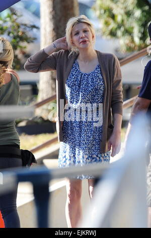 Courtney Love gesichtet Dreharbeiten einer der letzten Episoden von der Erfolgsshow "Sons Of Anarchy" mit co-Star Katey Sagal in Los Angeles. Die Sängerin spielt eine kleine Rolle der letzten Staffel als Schullehrer. Mitwirkende: Courtney Liebe wo: Los Angeles, Neff Stockfoto