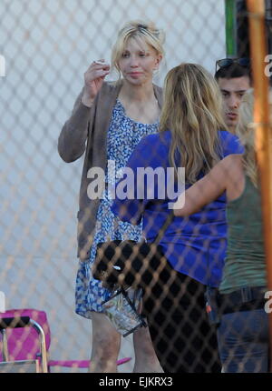 Courtney Love gesichtet Dreharbeiten einer der letzten Episoden von der Erfolgsshow "Sons Of Anarchy" mit co-Star Katey Sagal in Los Angeles. Die Sängerin spielt eine kleine Rolle der letzten Staffel als Schullehrer. Mitwirkende: Courtney Liebe wo: Los Angeles, Neff Stockfoto