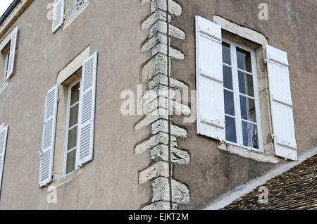 Ein schönes Beispiel für quoining auf dem Landgut aus dem 16. Jahrhundert der Domaine De La Folie in Chagny, Burgund, Frankreich. Stockfoto