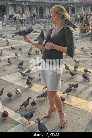 Venedig, Provinz Venedig, Italien. 6. Oktober 2004. Eine attraktive junge Frau Touristen speist die allgegenwärtigen Tauben in der Piazza San Marco. Venedig gehört zu den beliebtesten internationalen Reisezielen. © Arnold Drapkin/ZUMA Draht/Alamy Live-Nachrichten Stockfoto