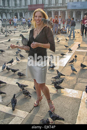 Venedig, Provinz Venedig, Italien. 6. Oktober 2004. Eine attraktive junge Frau Touristen speist die allgegenwärtigen Tauben in der Piazza San Marco. Venedig gehört zu den beliebtesten internationalen Reisezielen. © Arnold Drapkin/ZUMA Draht/Alamy Live-Nachrichten Stockfoto