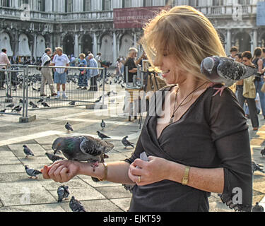 Venedig, Provinz Venedig, Italien. 6. Oktober 2004. Eine attraktive junge Frau Touristen speist die allgegenwärtigen Tauben in der Piazza San Marco. Venedig gehört zu den beliebtesten internationalen Reisezielen. © Arnold Drapkin/ZUMA Draht/Alamy Live-Nachrichten Stockfoto