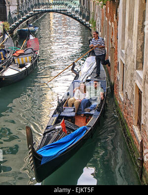 Venedig, Provinz Venedig, Italien. 6. Oktober 2004. In Reihe in einer altehrwürdigen venezianischen Tradition Gondolieri Touristen durch die Kanäle von Venedig, einer der beliebtesten internationalen touristischen Destinationen. © Arnold Drapkin/ZUMA Draht/Alamy Live-Nachrichten Stockfoto