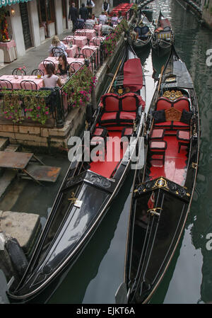 Venedig, Provinz Venedig, Italien. 6. Oktober 2004. Touristen genießen Sie Mittagessen in einem Straßencafé wie leere Gondeln in den angrenzenden Kanal abgestellt werden © Arnold Drapkin/ZUMA Draht/Alamy Live News Stockfoto