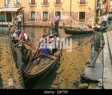 Venedig, Provinz Venedig, Italien. 6. Oktober 2004. An einen Kanal-Staging-Bereich warten Touristen aussteigen und Gondeln um die altehrwürdigen venezianischen Tradition der Gondolieri Rudern sie über den bunten Kanälen von Venedig zu erleben. © Arnold Drapkin/ZUMA Draht/Alamy Live-Nachrichten Stockfoto