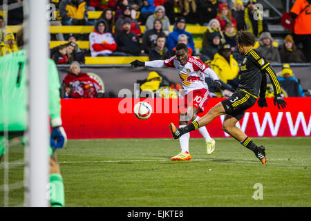 New York Red Bulls Mittelfeldspieler Lloyd Sam (10) führt einen Torwurf vorbei an Columbus Crew SC Verteidiger Chris Klute (3) mit Columbus Crew SC Torhüter Steve Clark (1) stehen in der Weise während des Spiels zwischen den New York Red Bulls (1-0-1, 4 Punkte) und Columbus Crew SC (1: 1-0, 3 Punkte) bei MAPFRE-Stadion in Columbus OH. am 28. März 2015. Stockfoto