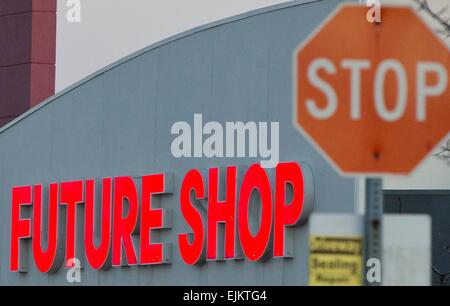 Toronto. 28. März 2015. Das Foto aufgenommen am 28. März 2015 zeigt einen geschlossene Future Shop Shop in Mississaga, Ontario, Kanada. Am besten kaufen Canada Ltd. gab bekannt, dass es beschlossen, 66 131 Future Shop-Elektronik-Filialen zu schließen und den Rest des Landes am Samstag konsolidiert. Als der größte kanadische Einzelhändler von Computer und Unterhaltungselektronik Future Shop wurde 1982 gegründet und wurde im November 2001 von der amerikanischen Verbraucher-Elektronik-Store-Kette Best Buy für $ 580 Millionen erworben. Bildnachweis: Zou Zheng/Xinhua/Alamy Live-Nachrichten Stockfoto