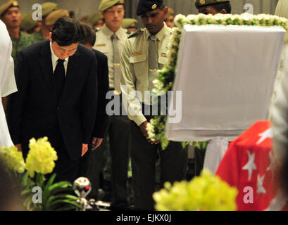 Singapur. 28. März 2015. Chinesischen Staatspräsidenten Xi Jinping Sondergesandten und chinesischen Vizepräsident Li Yuanchao (L) zollt Respekt, Singapurs ehemaliger Premierminister Lee Kuan Yew in Singapur Parliament House, 28. März 2015. Bildnachweis: Dann Chih Wey/Xinhua/Alamy Live News Stockfoto