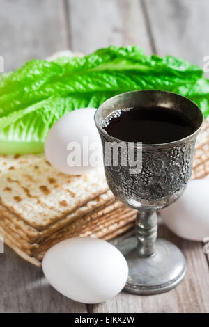 Wein, Ei, bitter, Salatblätter, Matzot - traditionelle jüdische Passah Feier Elemente. Stockfoto