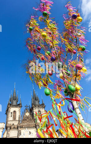 Ein bunt geschmückten Baum mit Eiern, Ostern, Traditionen, Feiertage, Old Town Square Prag Tschechische Republik Stockfoto