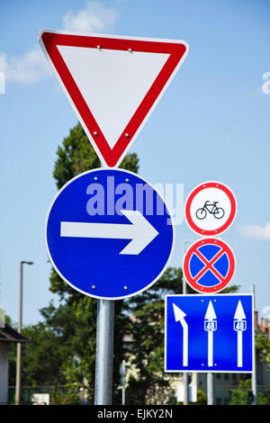 Verkehrszeichen an der Straßenkreuzung Stockfoto