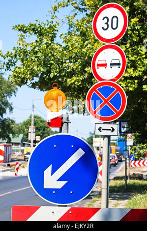 Verkehrszeichen auf der Straße Stockfoto