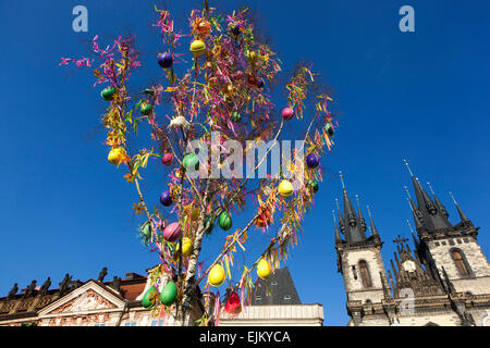 Ein bunt geschmückten Baum, Ostern, Traditionen, Feiertage, Old Town Square Prag Tschechische Republik Stockfoto