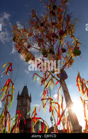 Ein bunt dekorierter Baum, Ostern, Traditionen, Feiertage, Altstädter Ring Prag Prag Osterbaum Tschechische Republik Osterberg Stockfoto