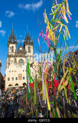 Ein bunt geschmückter Baum, Ostertraditionen, Frühlingsferien, Altstädter Ring Prag Tschechien Stockfoto