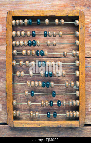 Vintage Abacus auf dem alten Holztisch Stockfoto