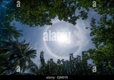 Boao, Chinas Provinz Hainan. 29. März 2015. Solar Halo erscheint am Himmel über Boao wo 2015 Boao Forum für Asien (BFA), Süd-China Provinz Hainan, 29. März 2015 stattfindet. Bildnachweis: Shen Hong/Xinhua/Alamy Live-Nachrichten Stockfoto