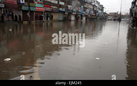 Srinagar, indische verabreicht Kaschmir. 29. März 2015. Ladenbesitzer ablaufen von Regenwasser aus ihren Geschäften nach Incessent Regen Wetter Mann hat mehr schwer zu leichtem Regen Fail für die nächsten sechs Tage in Srinagar vorausgesagt. Kaschmir wurde letztes Jahr im Monat September die mindestens 400 in indischen und pakistanischen Kaschmir getötet, von katastrophalen Überschwemmungen verwüstet. Bildnachweis: Sofi Suhail/Alamy Live-Nachrichten Stockfoto