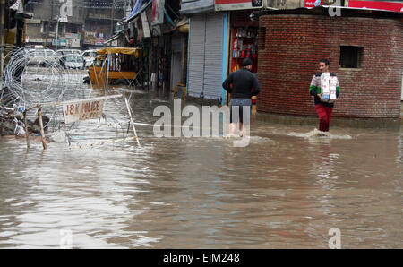 Srinagar, indische verabreicht Kaschmir. 29. März 2015. Ladenbesitzer herausnehmen gut aus ihren Geschäften nach Incessent Regen Wetter Mann hat mehr schwer zu leichtem Regen Fail für die nächsten sechs Tage in Srinagar vorausgesagt. Kaschmir wurde letztes Jahr im Monat September die mindestens 400 in indischen und pakistanischen Kaschmir getötet, von katastrophalen Überschwemmungen verwüstet. Bildnachweis: Sofi Suhail/Alamy Live-Nachrichten Stockfoto