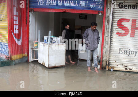 Srinagar, indische verabreicht Kaschmir. 29. März 2015.  Ladenbesitzer ablaufen von Regenwasser aus ihren Geschäften nach unaufhörlichen Regen Wetter Mann hat mehr schwer zu leichtem Regen Fail für die nächsten sechs Tage in Srinagar vorausgesagt. Kaschmir wurde letztes Jahr im Monat September die mindestens 400 in indischen und pakistanischen Kaschmir getötet, von katastrophalen Überschwemmungen verwüstet. Bildnachweis: Sofi Suhail/Alamy Live-Nachrichten Stockfoto