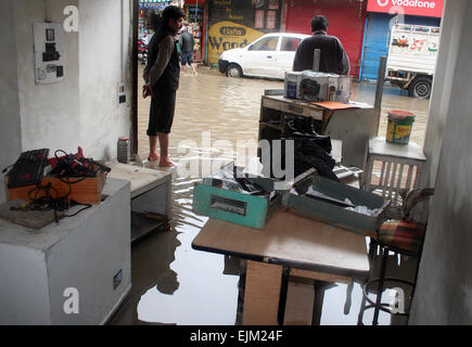 Srinagar, indische verabreicht Kaschmir. 29. März 2015. Ladenbesitzer ablaufen von Regenwasser aus ihren Geschäften nach Incessent Regen Wetter Mann hat mehr schwer zu leichtem Regen Fail für die nächsten sechs Tage in Srinagar vorausgesagt. Kaschmir wurde letztes Jahr im Monat September die mindestens 400 in indischen und pakistanischen Kaschmir getötet, von katastrophalen Überschwemmungen verwüstet. Bildnachweis: Sofi Suhail/Alamy Live-Nachrichten Stockfoto