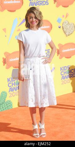 Los Angeles, CA, USA. 28. März 2015. Sarah Hyland im Ankunftsbereich für Nickelodeon es 28. Annual Kids' Choice Awards 2015 - Teil 1, The Forum, Los Angeles, CA 28. März 2015. Bildnachweis: Elizabeth Goodenough/Everett Collection/Alamy Live-Nachrichten Stockfoto