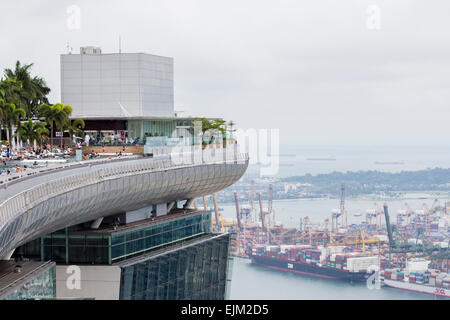 Singapur - 6. August 2014: Nicht identifizierten Personen im Hotel Marina Bay Sands in Singapur. Es ist die teuerste der Welt Stockfoto