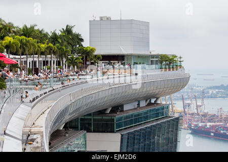 Singapur - 6. August 2014: Nicht identifizierten Personen im Hotel Marina Bay Sands in Singapur. Es ist die teuerste der Welt Stockfoto