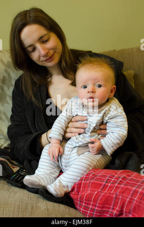 Ein drei Monate altes Baby junge, dribbling aus dem Mund, nachdem er gestillt. Stockfoto