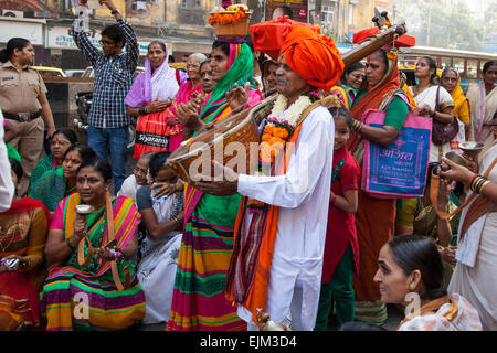 ein indischer Musiker spielen Laute zu einer Gruppe von Frauen in Mumbai, Indien Stockfoto