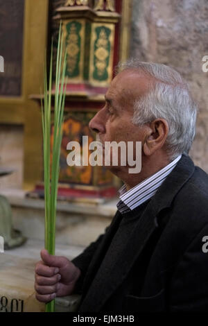 Israel, Jerusalem 29. März. Christlicher Gläubiger hält Palmwedel an der Kirche des Heiligen Grabes, traditionell von vielen geglaubt, dass der Ort der Kreuzigung und Begräbnis von Jesus Christus, während Palmsonntag in Jerusalems Altstadt, Sonntag, 29. März 2015. Palmsonntag markiert den Eintritt Jesu Christi in Jerusalem, als seine Anhänger vor seiner Kreuzigung Palmzweige in seinen Weg legten. Kredit: Eddie Gerald/Alamy Live Nachrichten Stockfoto