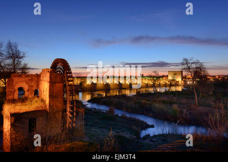 Vor Sonnenaufgang über dem Fluss Guadalquivir in Córdoba Stockfoto