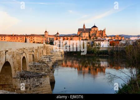 Römische Brücke von Córdoba mit der – Moschee-Kathedrale von Córdoba im Hintergrund Stockfoto