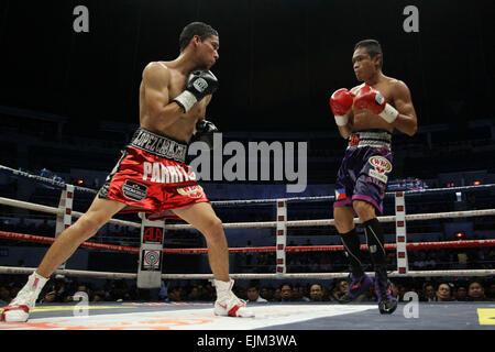 Manila, Philippinen. 28. März 2015. Donnie Nietes die Philippines (R) entzieht sich Gilberto Parra von Mexiko (L) während ihre WBO Jr. Fliegengewicht WM-Kampf im Araneta Coliseum am Samstag. © Mark Cristino/Pacific Press/Alamy Live-Nachrichten Stockfoto