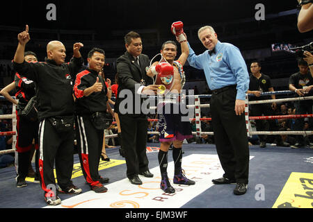 Manila, Philippinen. 28. März 2015. Donnie Nietes der Philippinen feiert nach dem Sieg am Samstag über Gilberto Parra von Mexiko in ihren WBO Jr. Fliegengewicht WM-Kampf im Araneta Coliseum. © Mark Cristino/Pacific Press/Alamy Live-Nachrichten Stockfoto