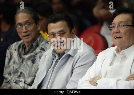 Manila, Philippinen. 28. März 2015. Manila Mayor Joseph Estrada (C) besucht den Box-Event im Araneta Coliseum am Samstag. © Mark Cristino/Pacific Press/Alamy Live-Nachrichten Stockfoto