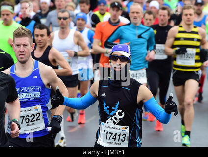 Berlin, Deutschland. 29. März 2015. Ein Läufer öffnet seine Arme während der 35. Berliner Halbmarathon in Berlin, Deutschland, 29. März 2015. Foto: SOEREN STACHE/Dpa/Alamy Live News Stockfoto