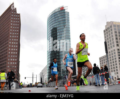 Berlin, Deutschland. 29. März 2015. Bei der 35. Berliner Halbmarathon in Berlin, Deutschland, 29. März 2015 laufen Athleten am Potsdamer Platz. Foto: PAUL ZINKEN/Dpa/Alamy Live News Stockfoto