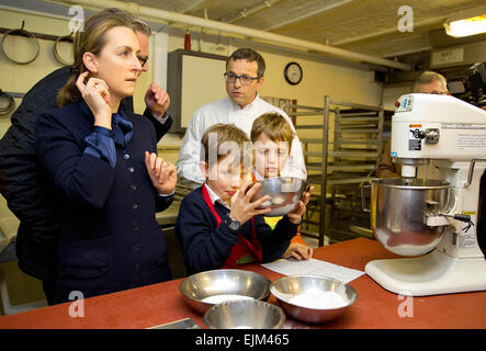 Belgischen Prinzessin Claire und Zwillinge, Prinz Nicolas und Prinz Aymeric (2. L) finden Sie eine Bäckerei in Hasselt ein Backen-Lektion ein Limburger Kuchen und Lebkuchen von Hasselt, 28. März 2015. Foto: Albert Nieboer/RPE / - kein Draht-Dienst - Stockfoto