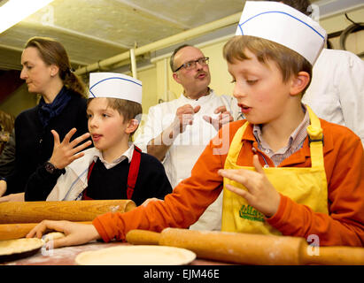 Belgischen Prinzessin Claire und Zwillinge, Prinz Nicolas und Prinz Aymeric (2. L) finden Sie eine Bäckerei in Hasselt ein Backen-Lektion ein Limburger Kuchen und Lebkuchen von Hasselt, 28. März 2015. Foto: Albert Nieboer/RPE / - kein Draht-Dienst - Stockfoto