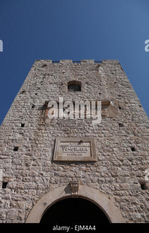 Detail der Revelin Turm und Land Gate Korcula Altstadt Kroatien mit venezianischen Löwen-symbol Stockfoto