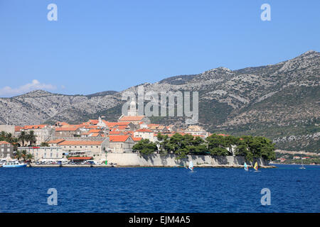 Korcula Kroatien-Stadtmauer aus dem Meer betrachtet. St. Markus Kathedrale und Windsurfer Stockfoto